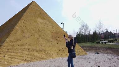 女孩需要照片小埃及金字塔公园微型